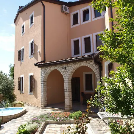 Apartman Edi 4 *