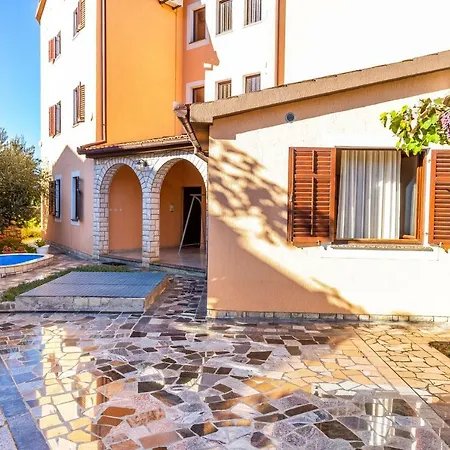 Apartman Edi 4 *